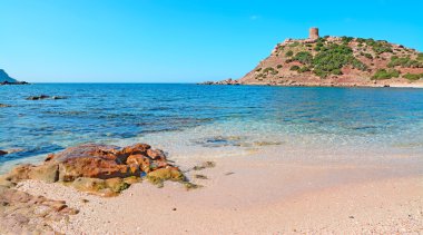 Islak kayaların kule