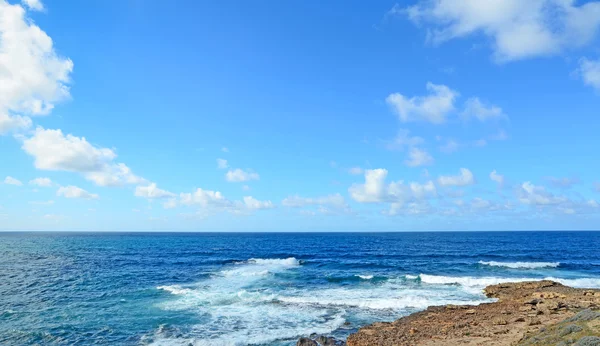 波涛汹涌的大海和云朵 — 图库照片