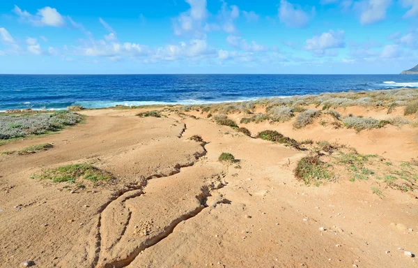 Ruwe zee door Argentiera shore — Stockfoto