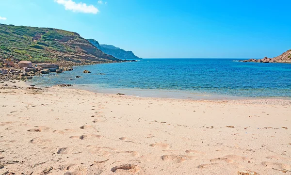 Zandige kust en de blauwe zee — Stockfoto