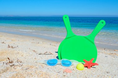 yeşil raketleri ve mavi deniz