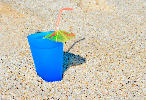 Blauer Cocktail am Ufer — Stockfoto