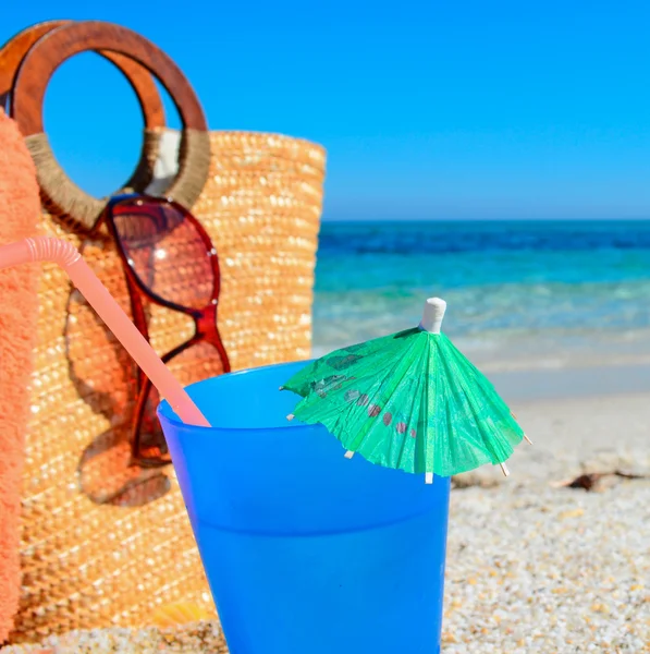 Blue drink and straw bag — Stock Photo, Image