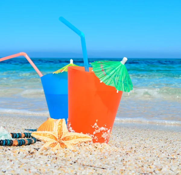 Colorful drinks by the sea — Stock Photo, Image