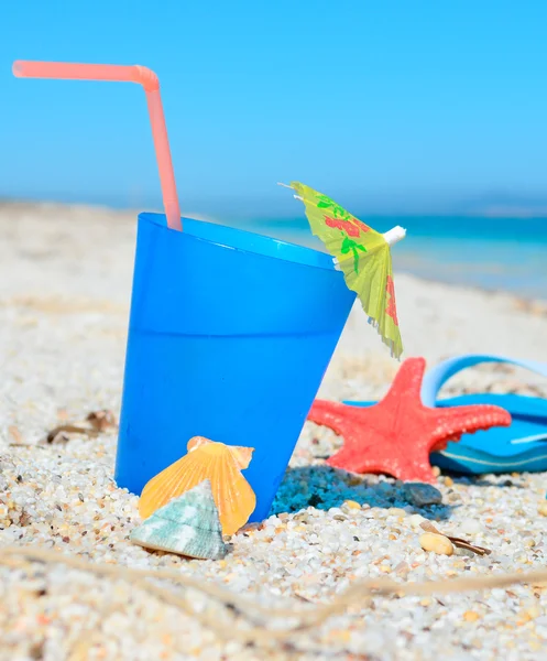 Drink and flip flops — Stock Photo, Image
