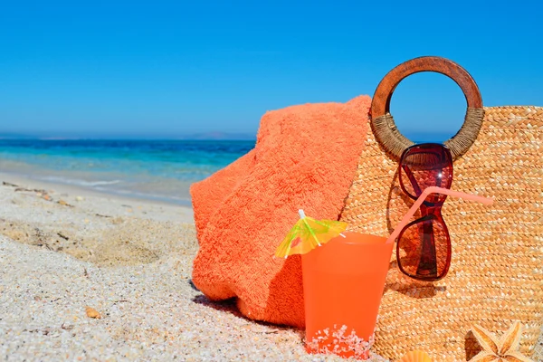 Drink and straw bag at the beach — Stock Photo, Image