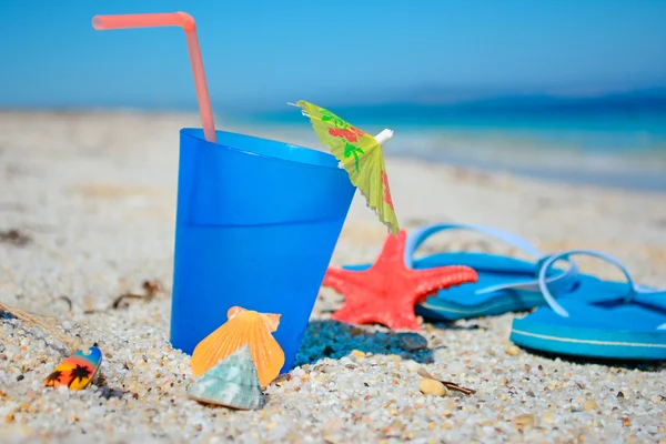 Sandalias y bebida azul — Foto de Stock