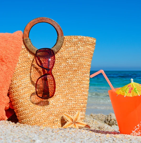 Sunglasses and drink — Stock Photo, Image