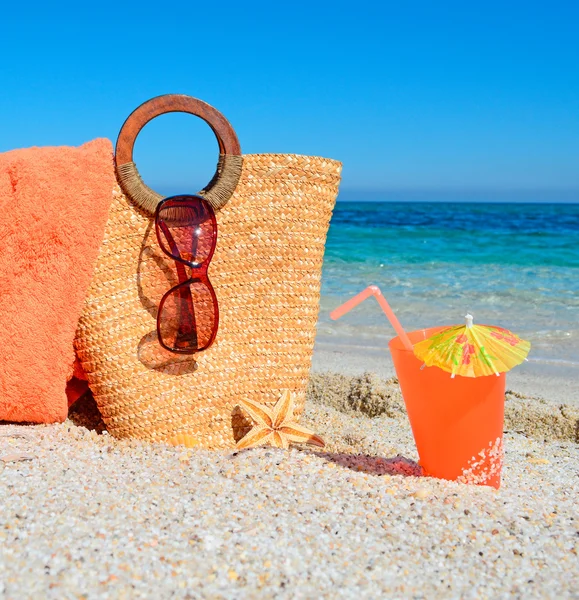Havlu, çanta ve içecek kum üzerinde — Stok fotoğraf
