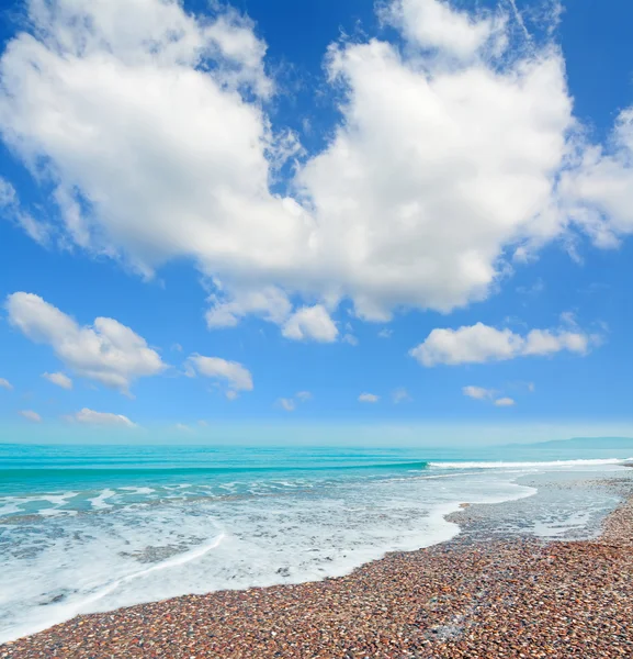 Guijarros, olas y nubes —  Fotos de Stock