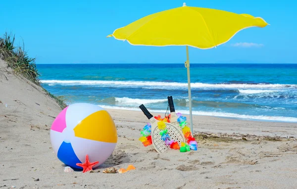 Ball, rackets and parasol — Stock Photo, Image