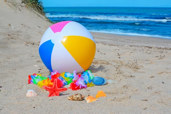 在海边的沙滩球 — 图库照片