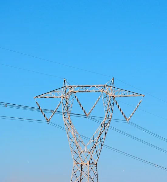 Blå himmel och pylon — Stockfoto