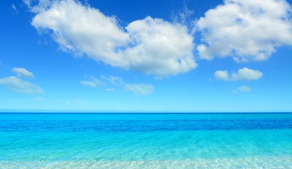 Mar azul y cielo — Foto de Stock