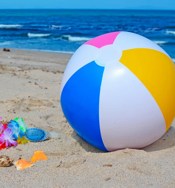 Gafas y pelota de playa — Foto de Stock