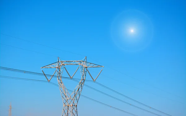 Pylon und Sonne — Stockfoto