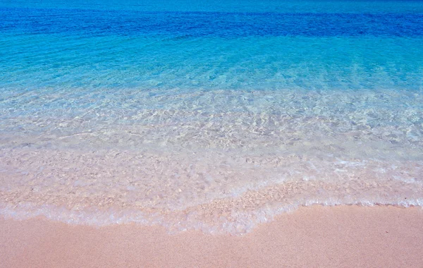 Água azul-turquesa e areia rosa — Fotografia de Stock