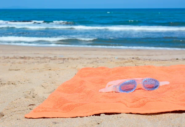 Sea goggles and towel — Stock Photo, Image