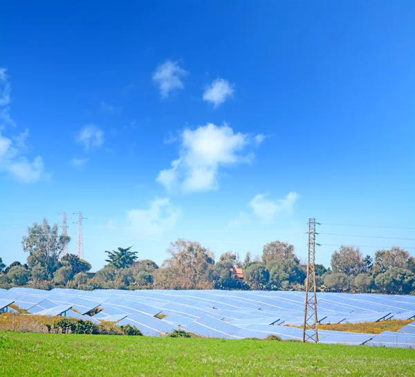 Painéis solares no verde — Fotografia de Stock