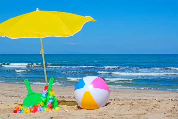 Stranden racketar och bollen — Stockfoto