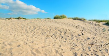 kumul bulutlar altında