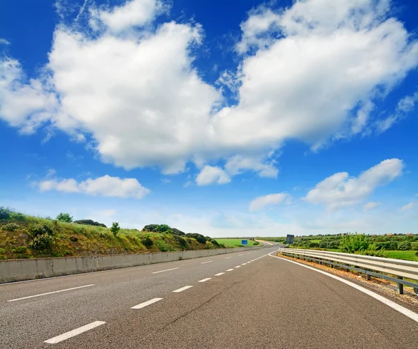 Wolken boven de snelweg — Stockfoto