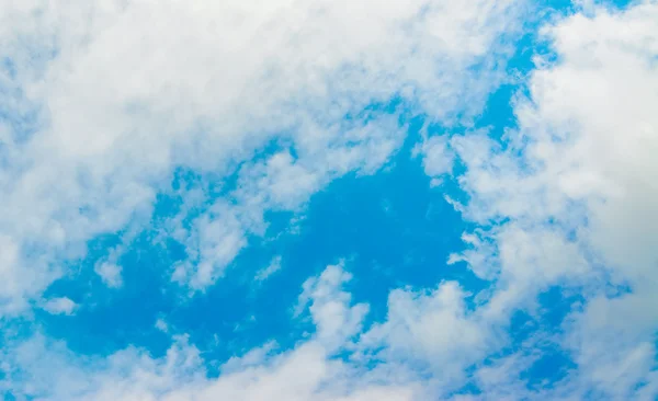 Weißer und blauer Himmel — Stockfoto