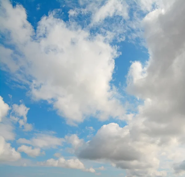 Pluizige wolken in de lucht — Stockfoto