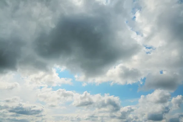 Nubes grises y cielo azul —  Fotos de Stock