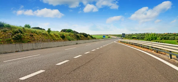 Wolken boven de snelweg — Stockfoto