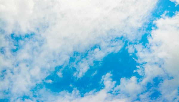 Céu branco e azul — Fotografia de Stock