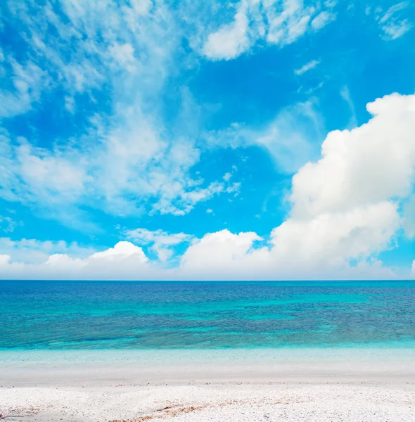 Mar azul bajo las nubes — Foto de Stock