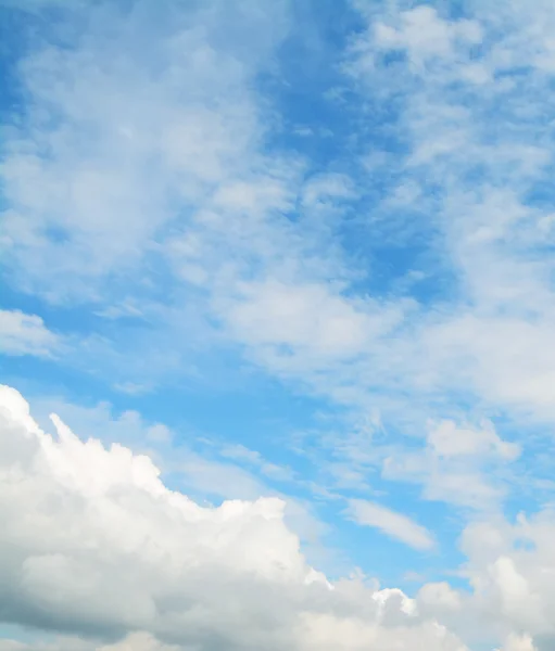 Błękitne niebo i miękkie chmury — Zdjęcie stockowe