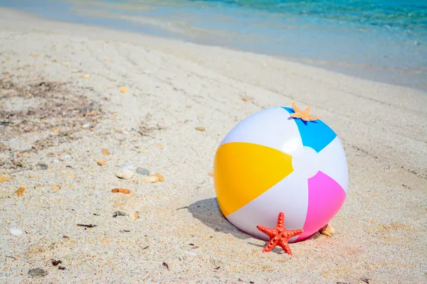 Ball by the shore — Stock Photo, Image