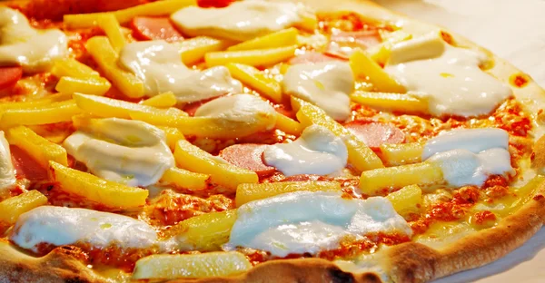 Pizza mozzarella ve patates kızartması ile — Stok fotoğraf