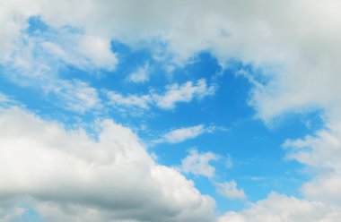 Gökyüzündeki beyaz bulutlar