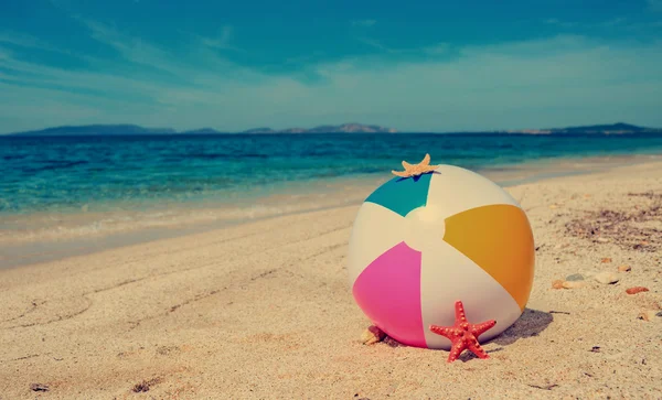 Vieja bola junto al agua — Foto de Stock