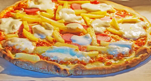 Pizza com salsicha e batatas fritas — Fotografia de Stock