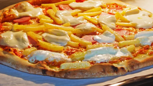 黄色と赤のピザ — ストック写真