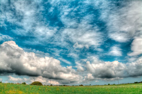 Wolken en groene veld — Stockfoto