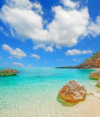 cala biriola üzerinde bulutlar