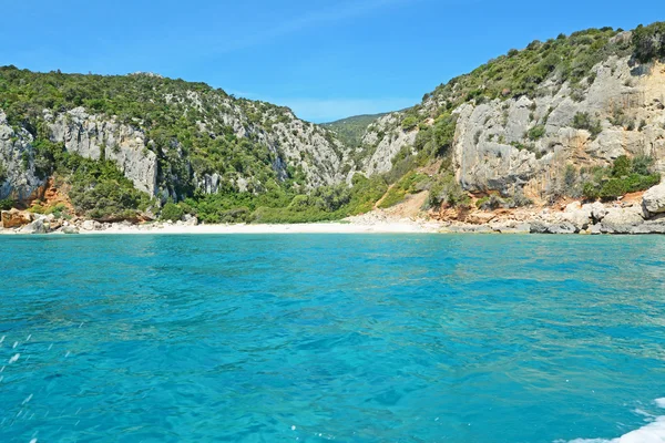 Türkisfarbenes Wasser und weißer Strand — Stockfoto