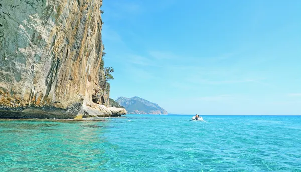 Cliff tarafından tekne — Stok fotoğraf