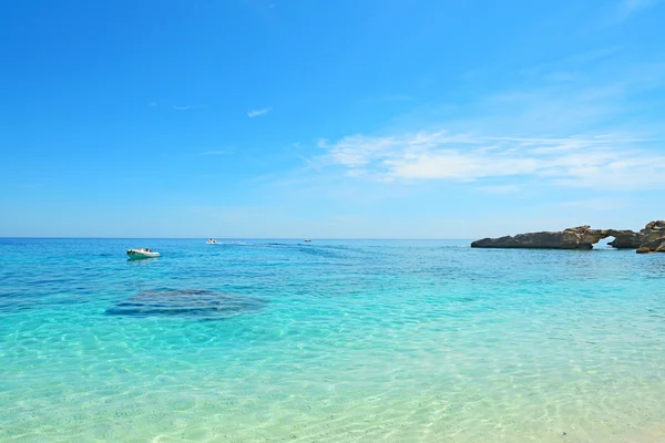 Boten in cala biriola — Stockfoto