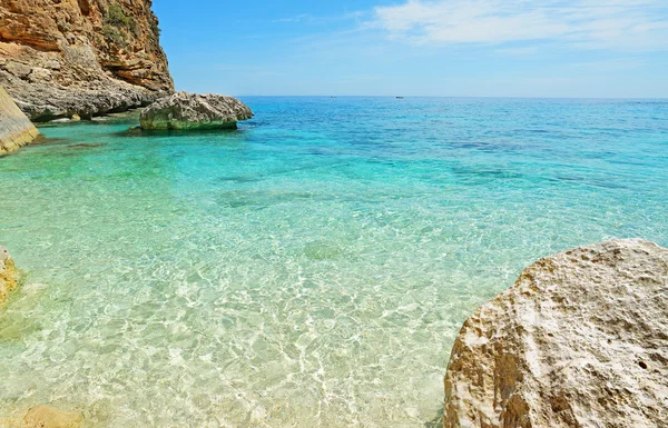 Klares Wasser und Felsen — Stockfoto