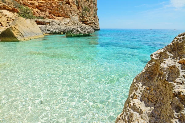 Klares Wasser mit Felsen — Stockfoto