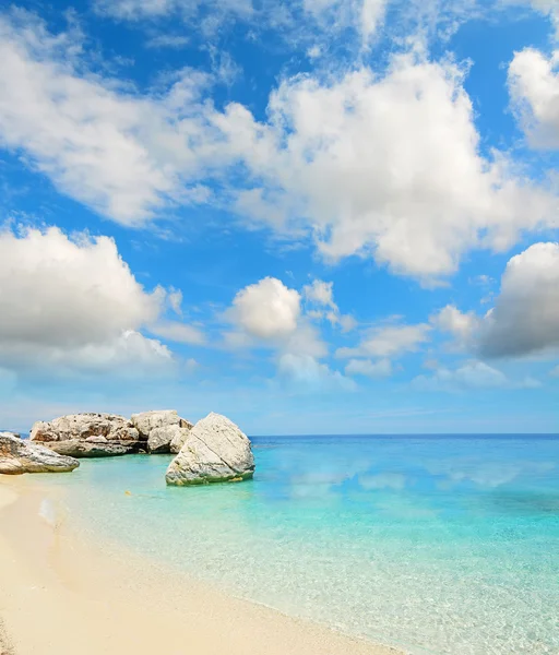 Moln över cala mariolu — Stockfoto