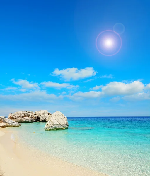 Zon over cala mariolu — Stockfoto