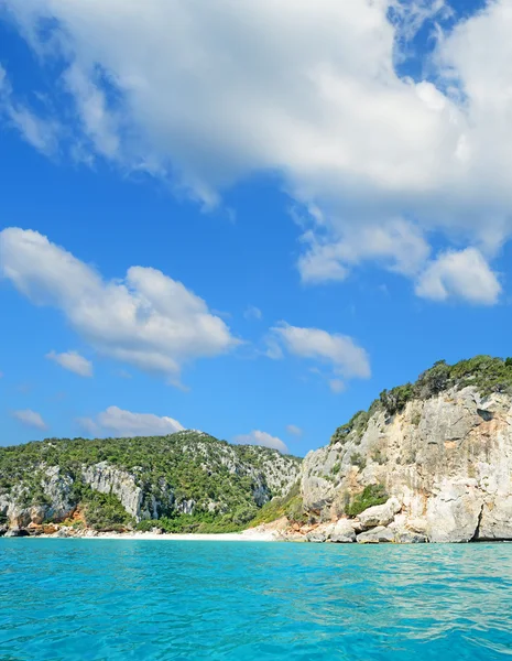 Water, rocks and clouds — Stock Photo, Image