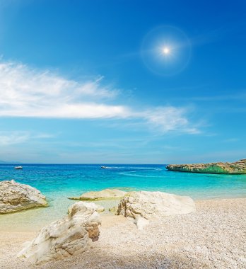 parlak güneşin altında cala mariolu